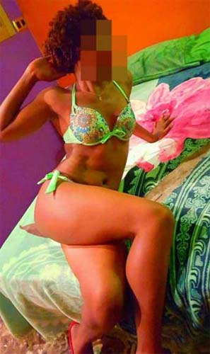 NEGRA CARIÑOSA SENXUAL FRANCES LLUVIA FIESTA