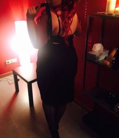 DOMINA JOVEN. ESTRICTA Y PROTECTORA