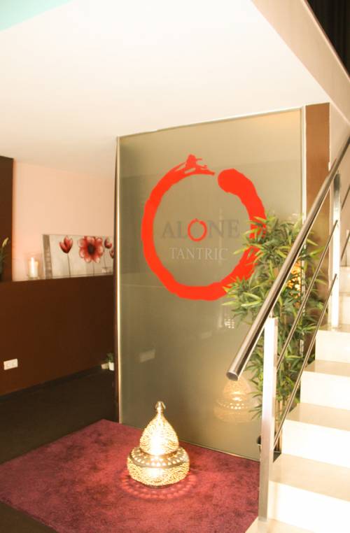 SE NECESITAN MASAJISTAS