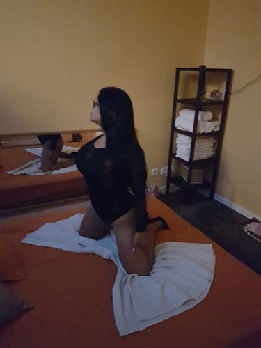 NATI, PRUEBA SUS MANOS DE SEDA Y EL ROCE DE SU CUERPO