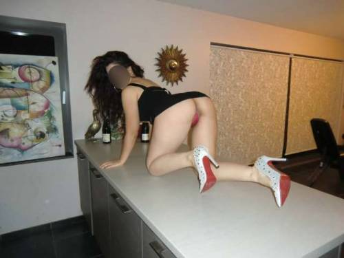 MORENITA ENCANTADORA MUY GUARRA EN LA CAMA