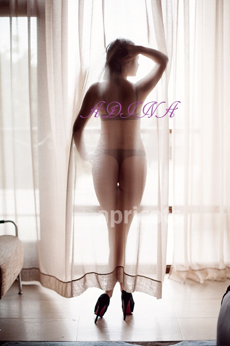 NIÑA TRAVIESA Y JUGUETONA