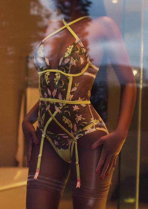 JAMAICANA CARIÑOSA Y JUGETONA