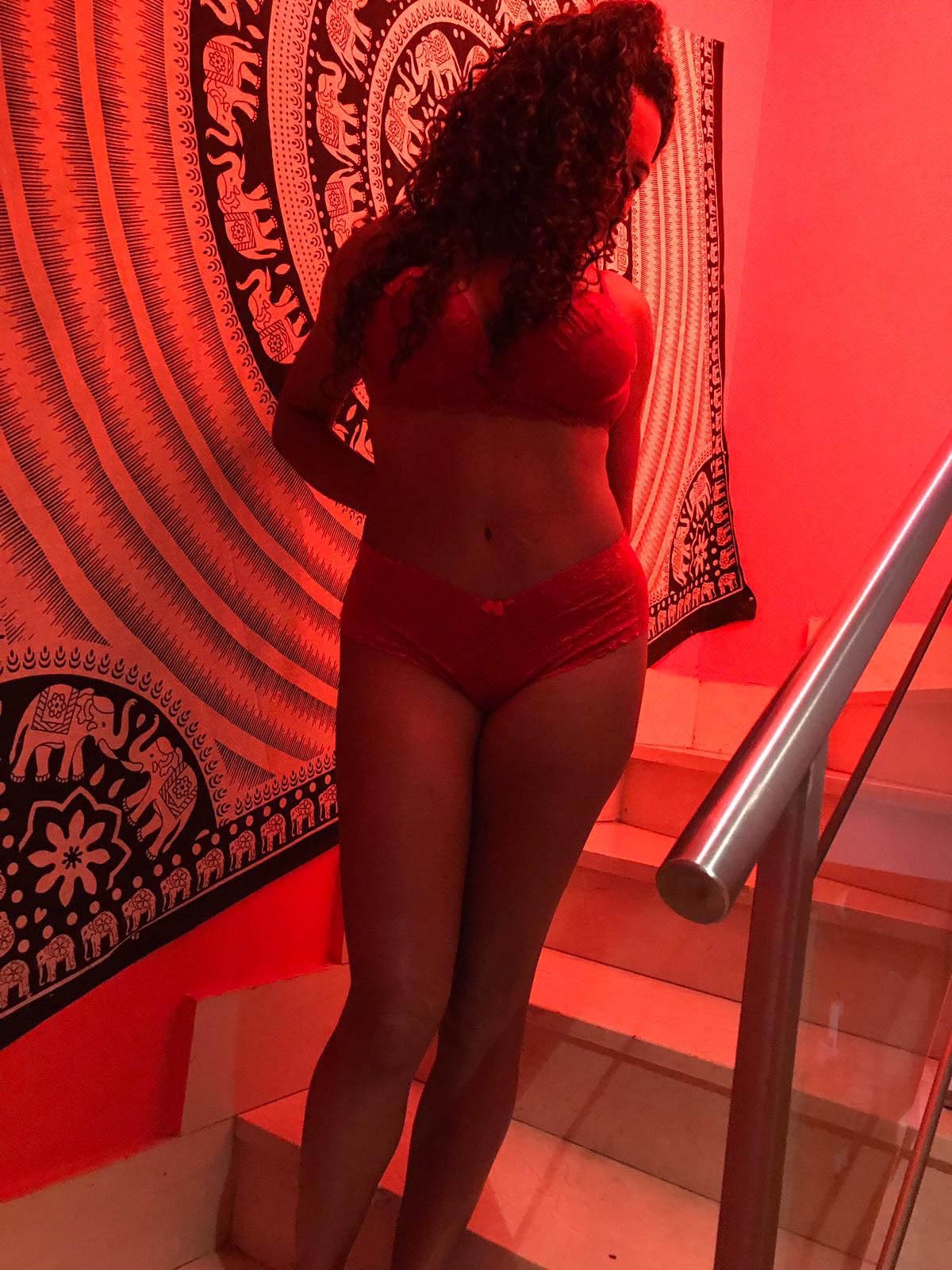 LAURA SEXO BESOS MASAJE Y MAS 633715057