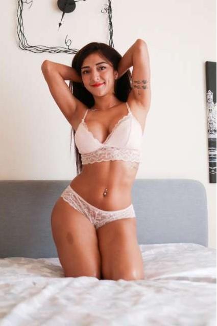 escribeme y quedamos solita y disfraces mojada