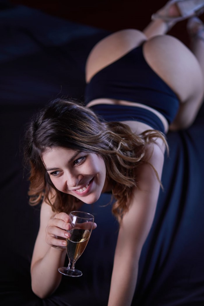 BELA, TIERNA Y DULCE JOVEN ÁRABE CASI VIRGEN 24HRS