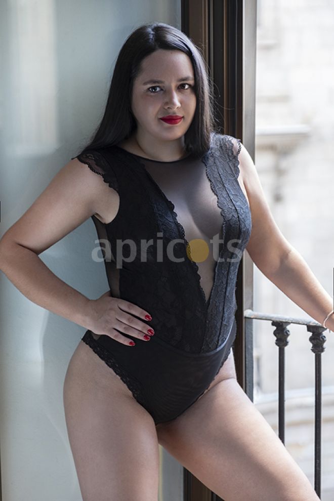 ADINA, LA REINA DE TUS FANTASÍAS. . .