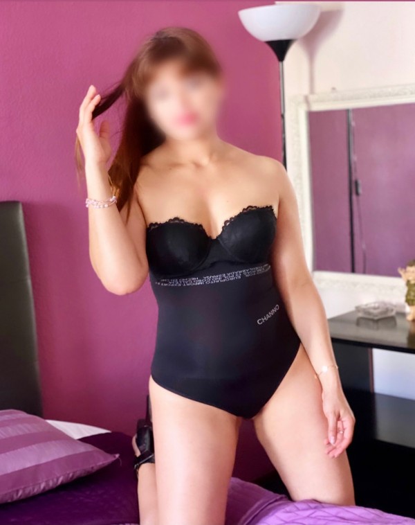 TREMENDA MUJER CON UNA BOCA Y UNA LENGUA JUGUETONA