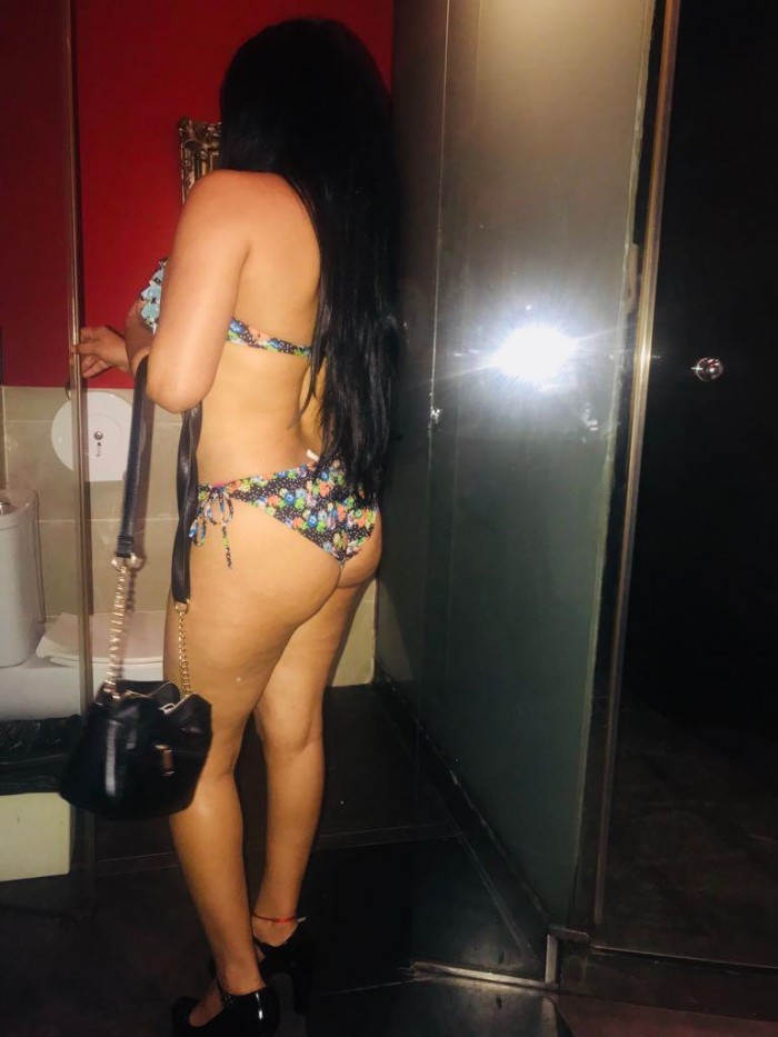 DIANA LATINA MORENA BOMBAZO Y CAÑERA