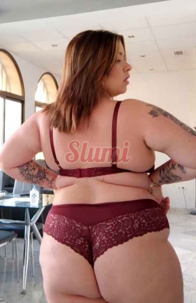 Andaluza curvy, muy morbosa y complaciente.