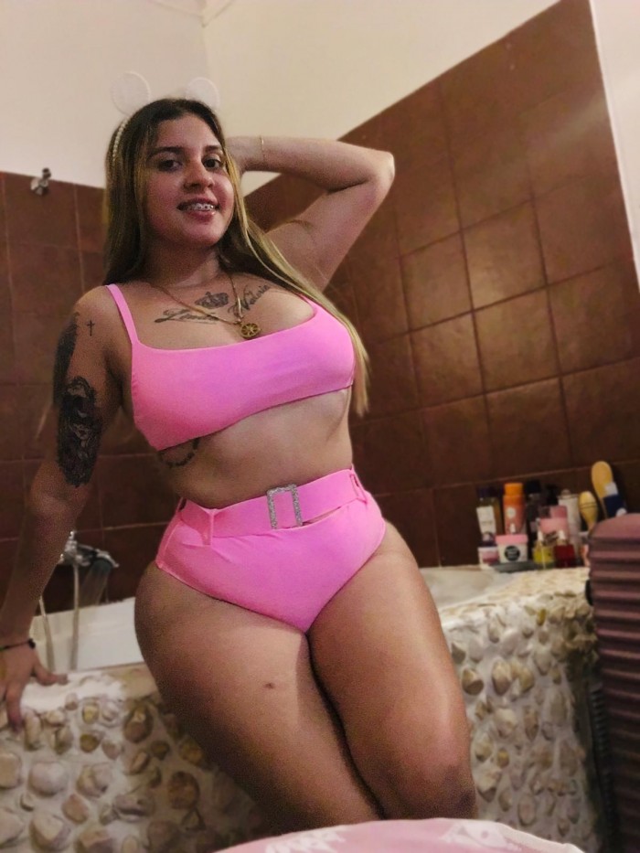 UNA CHIQUITA MUY GUAPA QUE QUIERE QUE LE  FOLLEN E