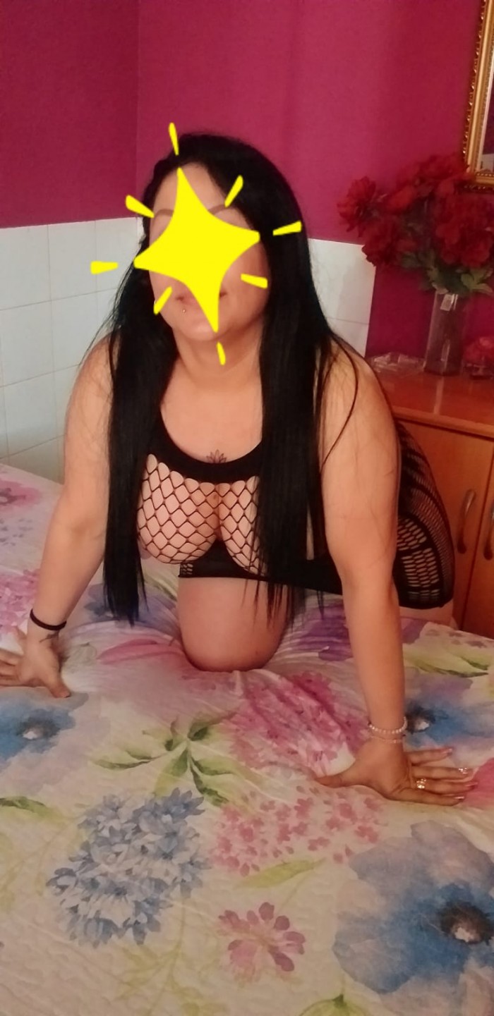 lia, madurita tetona y muy  complaciente