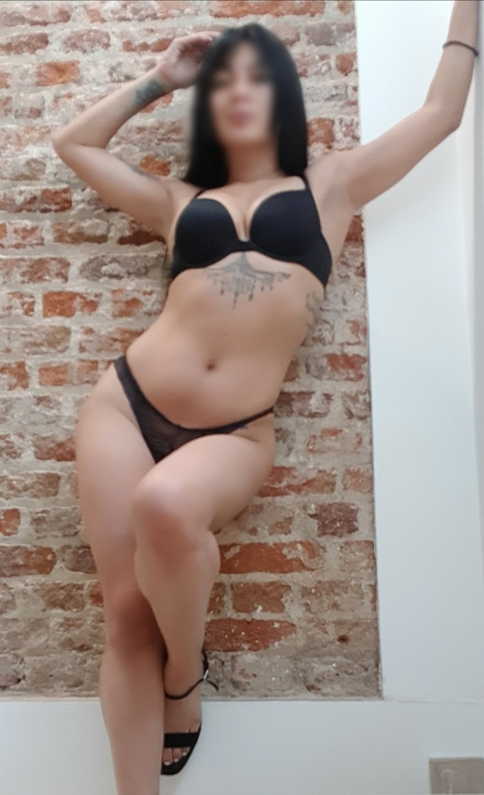 Colombiana recién llegada mamadas guarras