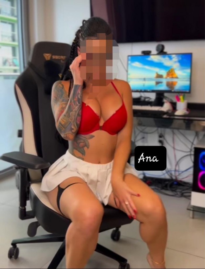 ANA, CATALANA CON UN CUERPO DE INFARTO
