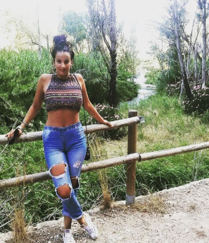 DEJA QUE YO SEA TU PUTITA EN LA CAMA 24HRS. .