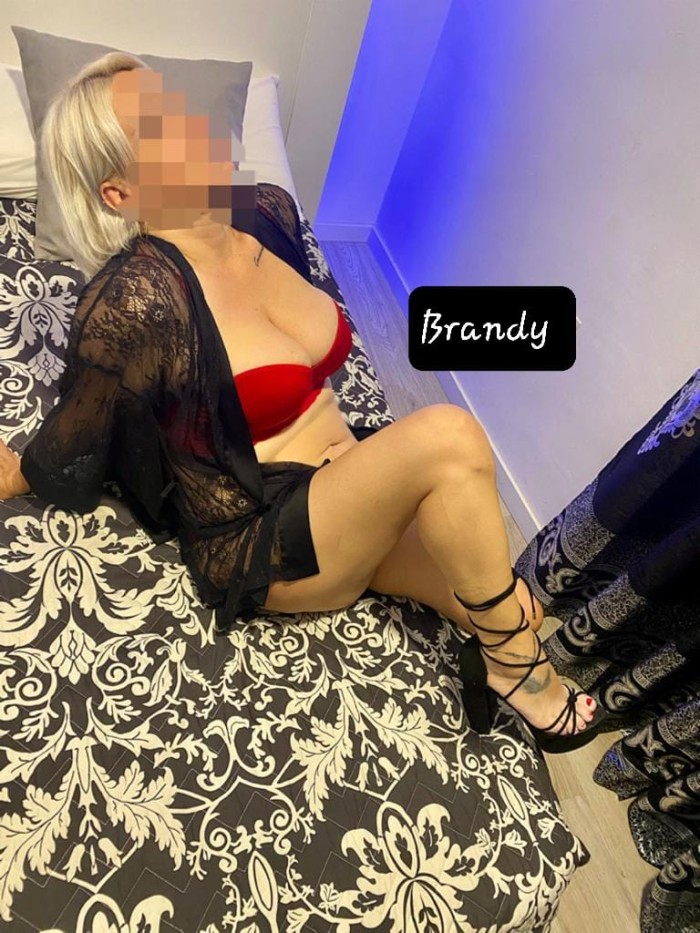 BRANDY, DEJATE LLEVAR POR MIS MANOS SUAVES..