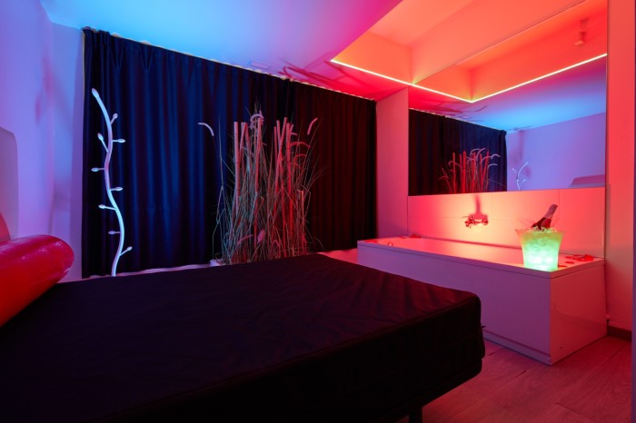 JACUZZI, ESPUMA Y SEXO! HOLA! SOMOS TRAVIESAS, VIC