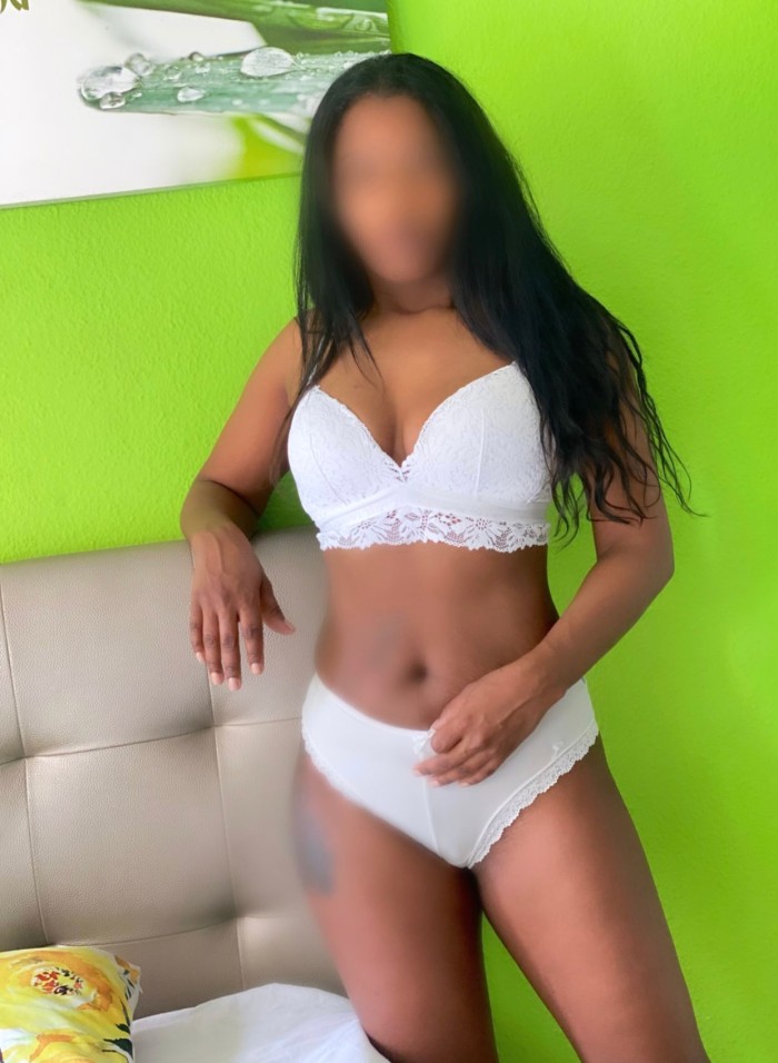 CAMILA MORENA DE PIEL DELICIOSA TODA UN ENCANTO