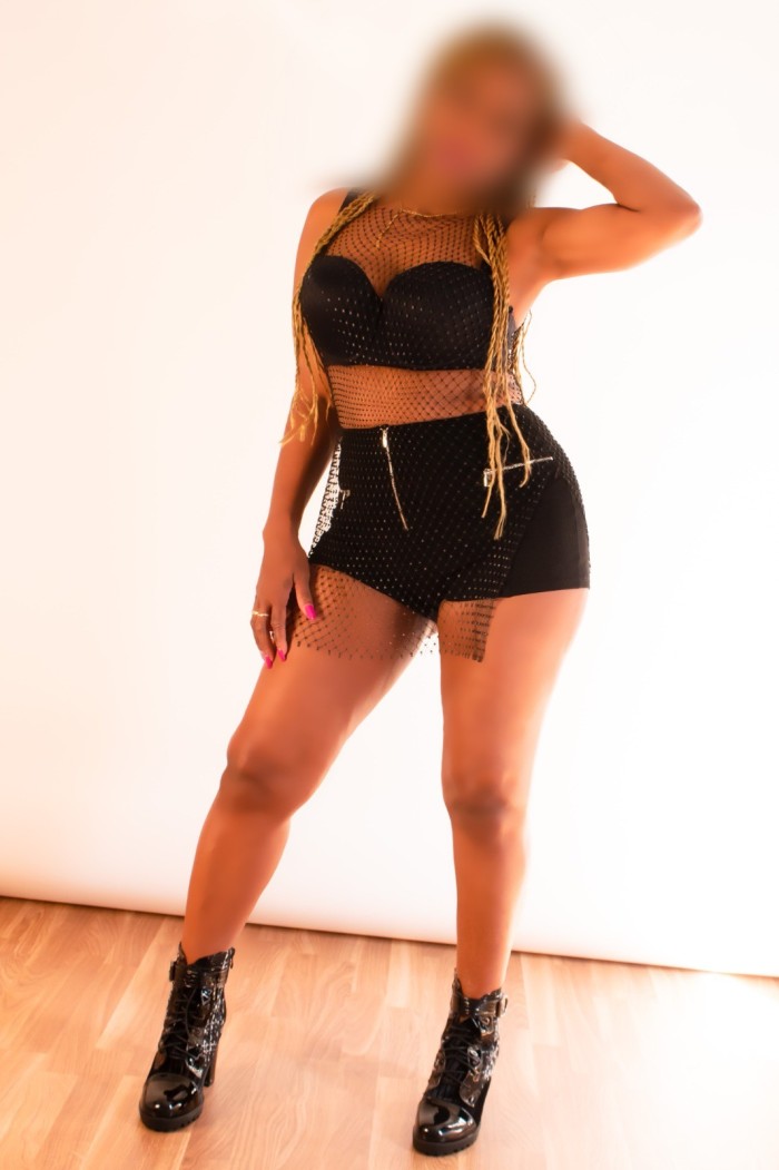 MARIBEL Y SUS AMIGUITAS GOLFAS MONTATELO CON ELLAS