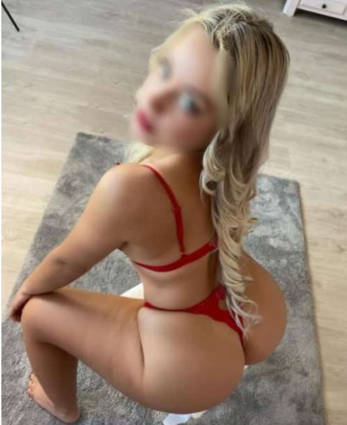 PUTITA EXTROVERTIDA EXPERTA CHUPANDO POLLAS.