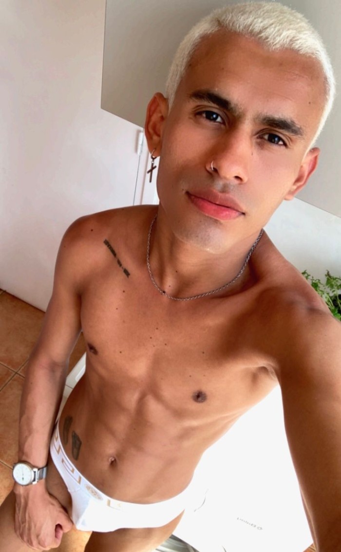 JOVEN LATINO PASIVO