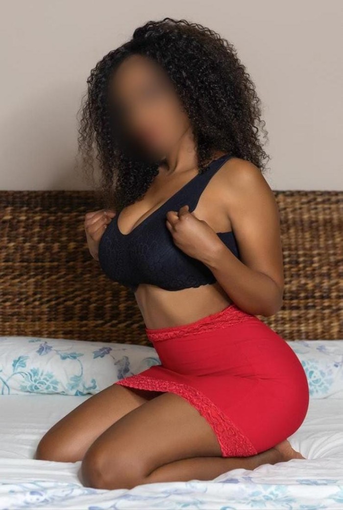 SHEYLA, MULATA DE CURVAS ARDIENTES Y MUY SENSUAL S
