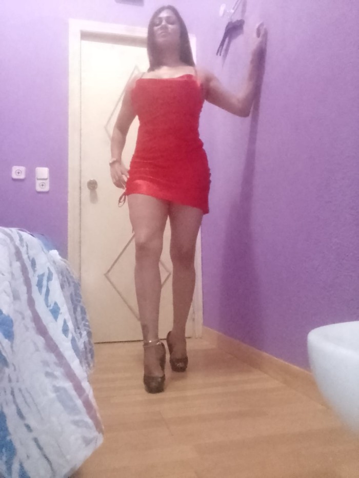 ELLY,ME GUSTAN LAS CARICIAS Y LOS BESOS
