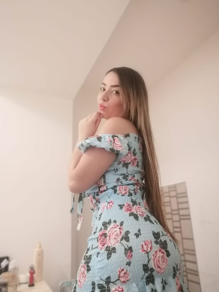Rubia ardiente y sensual