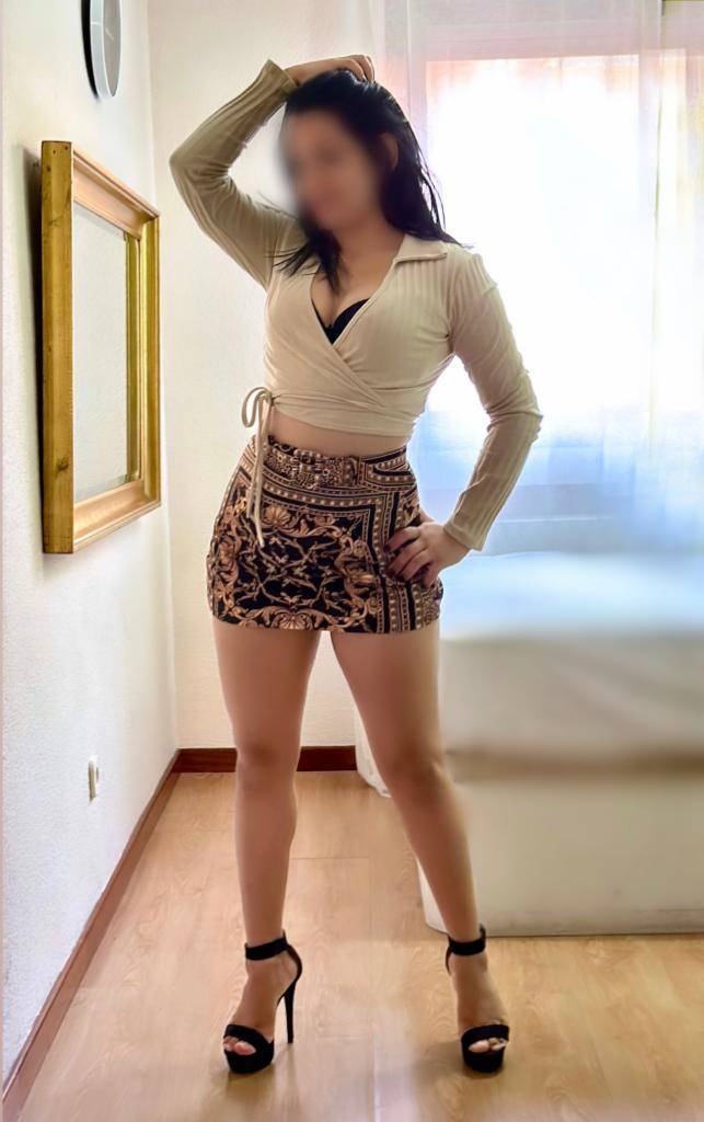 LISA ATRACTIVA MASAJISTA COMPLACIENTE