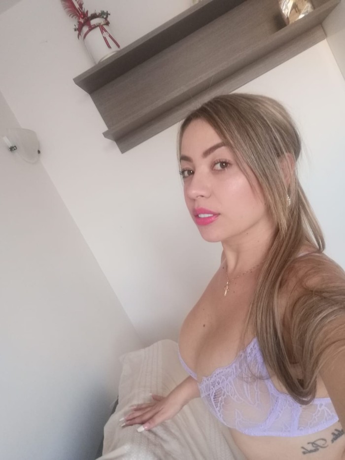 jovencita rubia complaciente