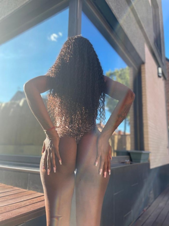 CRISTAL SEXY MORENAZA MASAJISTA COLOMBIANA