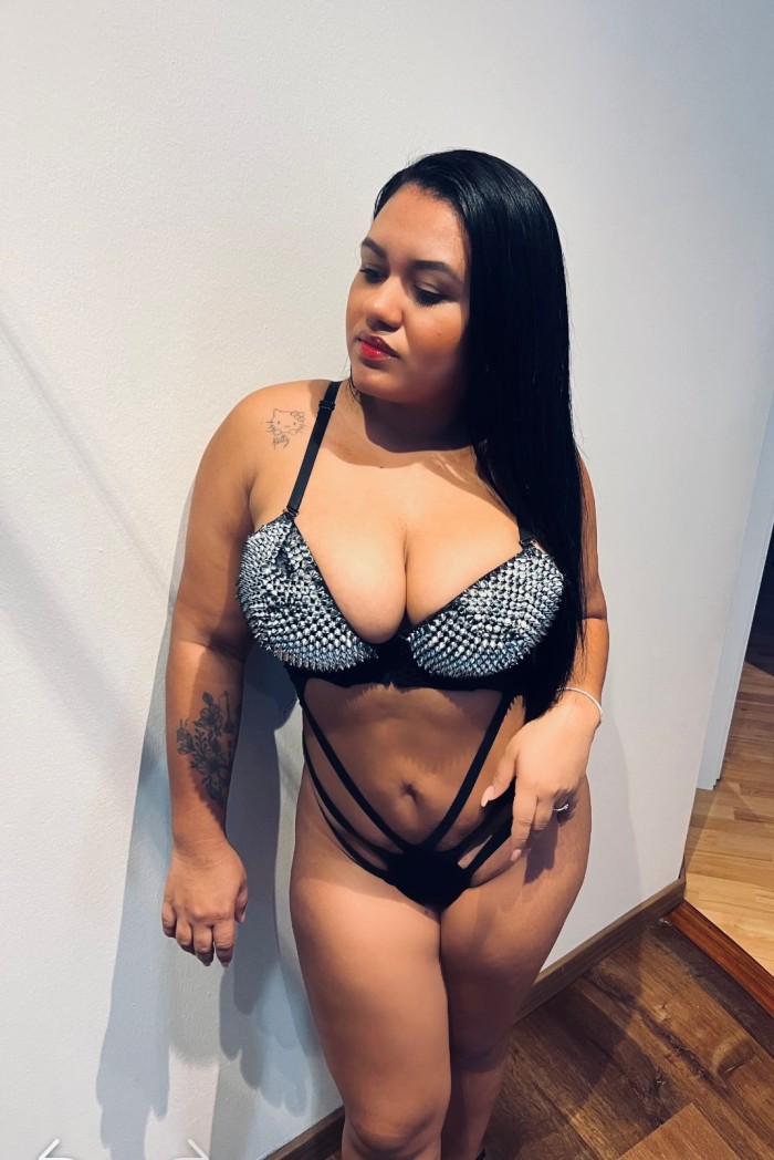 • NATALIA ARDIENTE Y DOMINANTE MASAJISTA COLOMBIAN