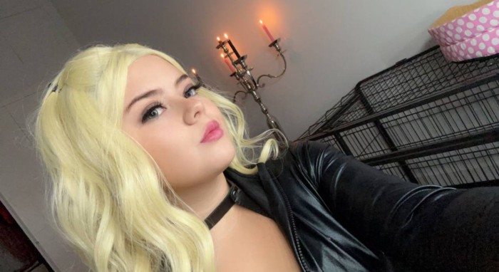 Diosa Joven Busca Esclavos