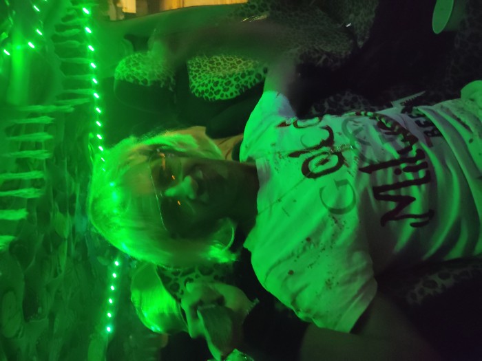 Hombre sevillano discreto con sitio y coche camper