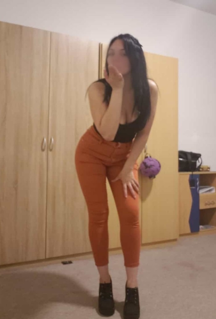 CHICA EXTROVERTIDA PARA RATOS AGRADABLES