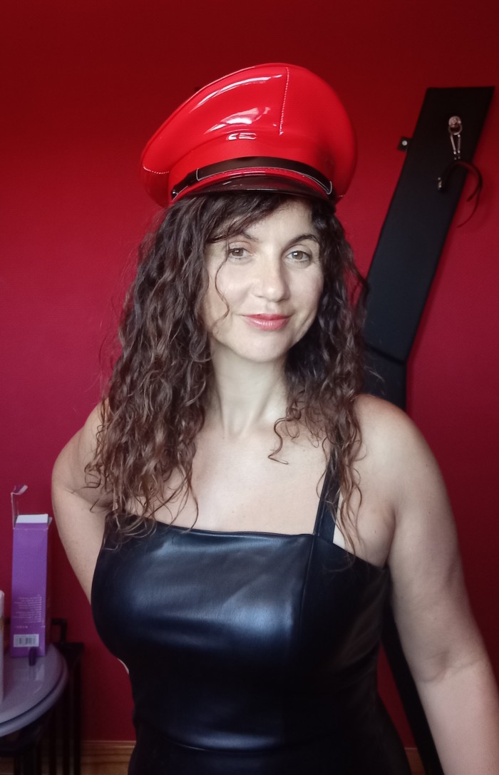 Mistress Gina BDSM humillacion fetiches fantasías