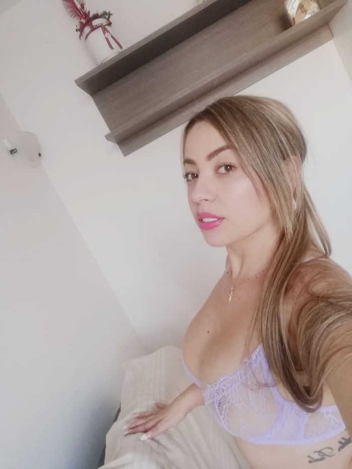 sonrisa angelical y cuerpo de vicio