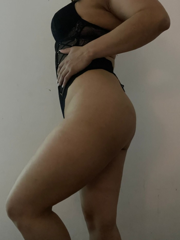 Latina con el chochito húmedo y cachonda