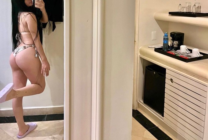 Cassandra Delgada joven sin control