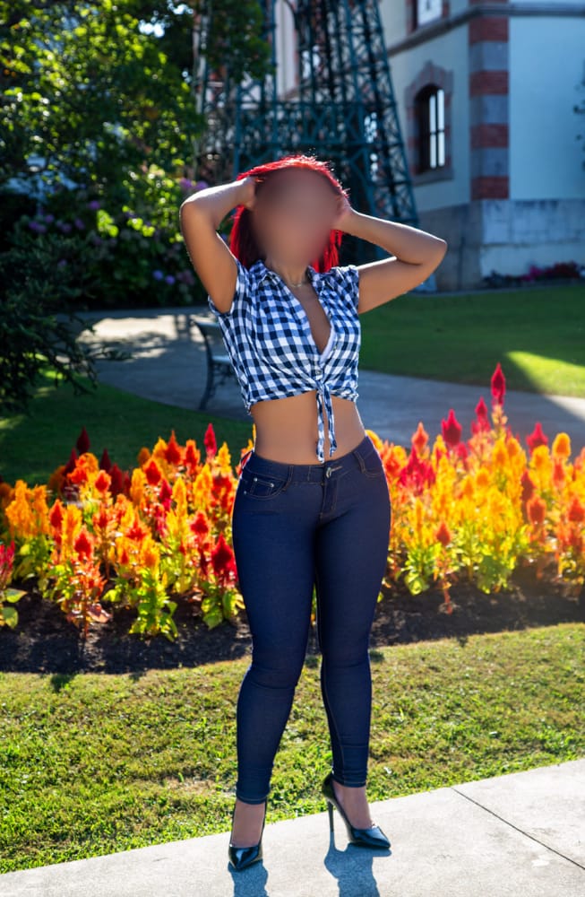 KAREN MADURITA DELICIOSA DE COÑO HUMEDO