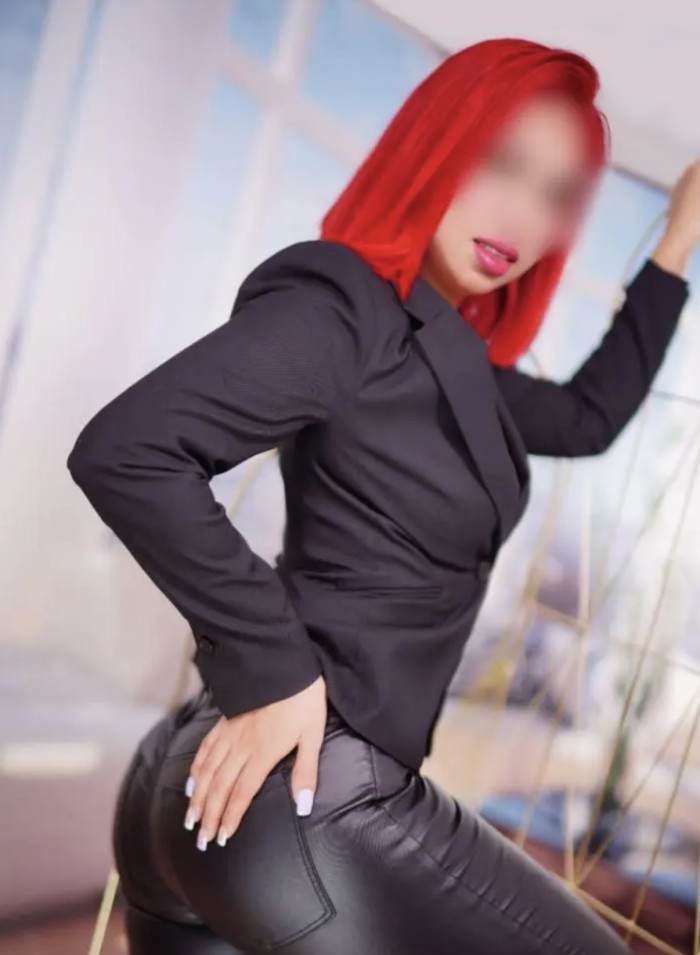 Jovencita caliente obediente