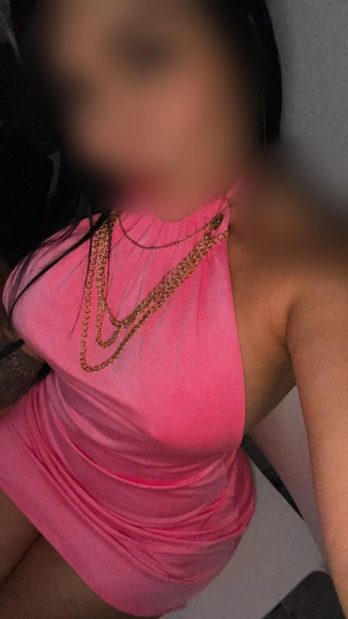 LATINA HERMOSA Y CON UN CUERPO EXTRAVAGANTE