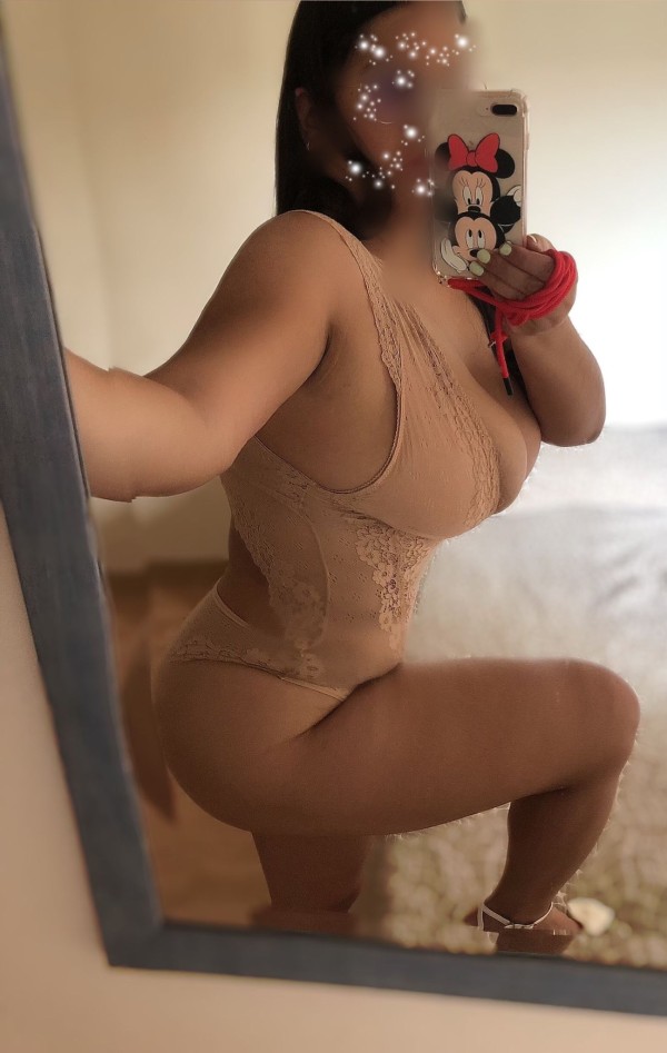 Masajista colombiana tetas grandes  naturales