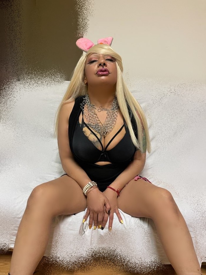 LA CHICA QUE TANTO BUSCABAS