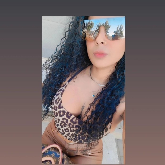 M¨*joven acompañante de buen cuerpo