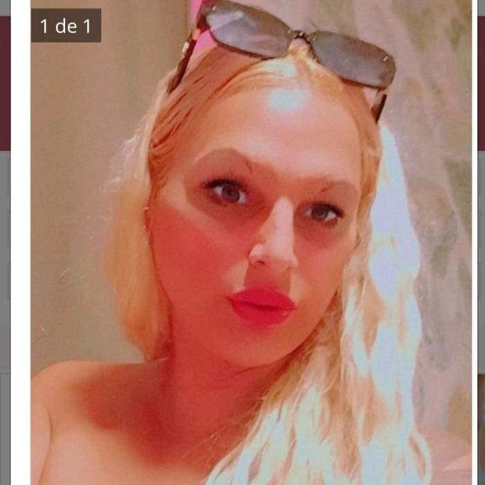 La rubia con botas te espera