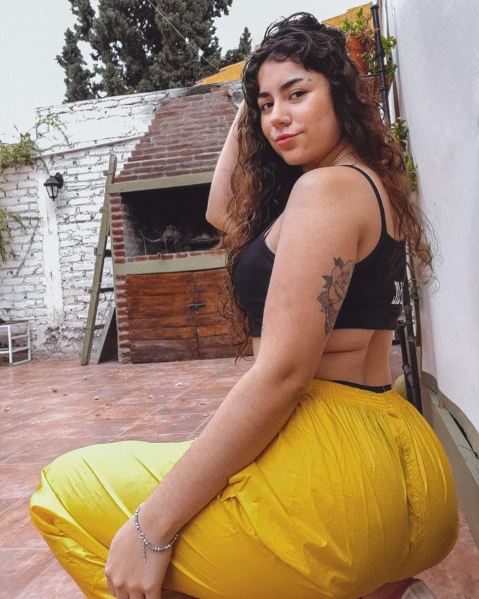 Ylenia.. Chica tatuada y fiestera 24h