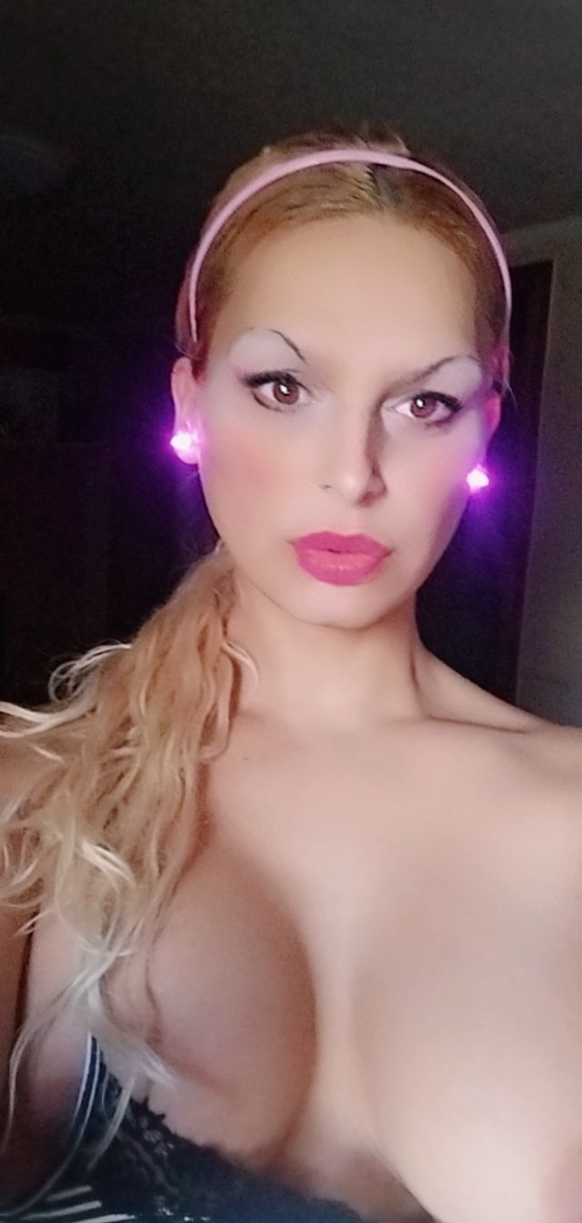 Victoria ella sola o con su amiga