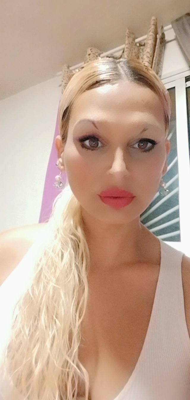 Victoria solita en casa amplia adolecente