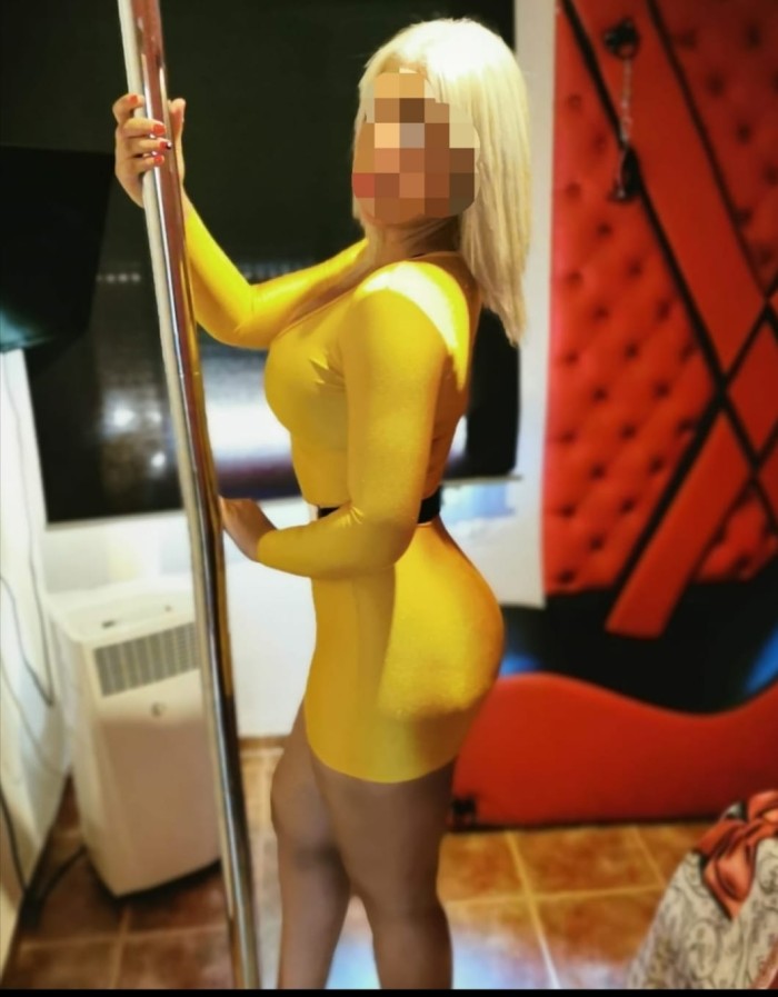 Española joven rubia muy guapa en Santutxu